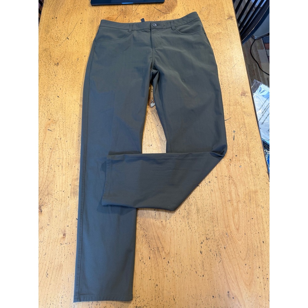 Vuori Meta Pants Size 33 Mens Dark Olive Green Technical Stretch 5-Pocket Chino